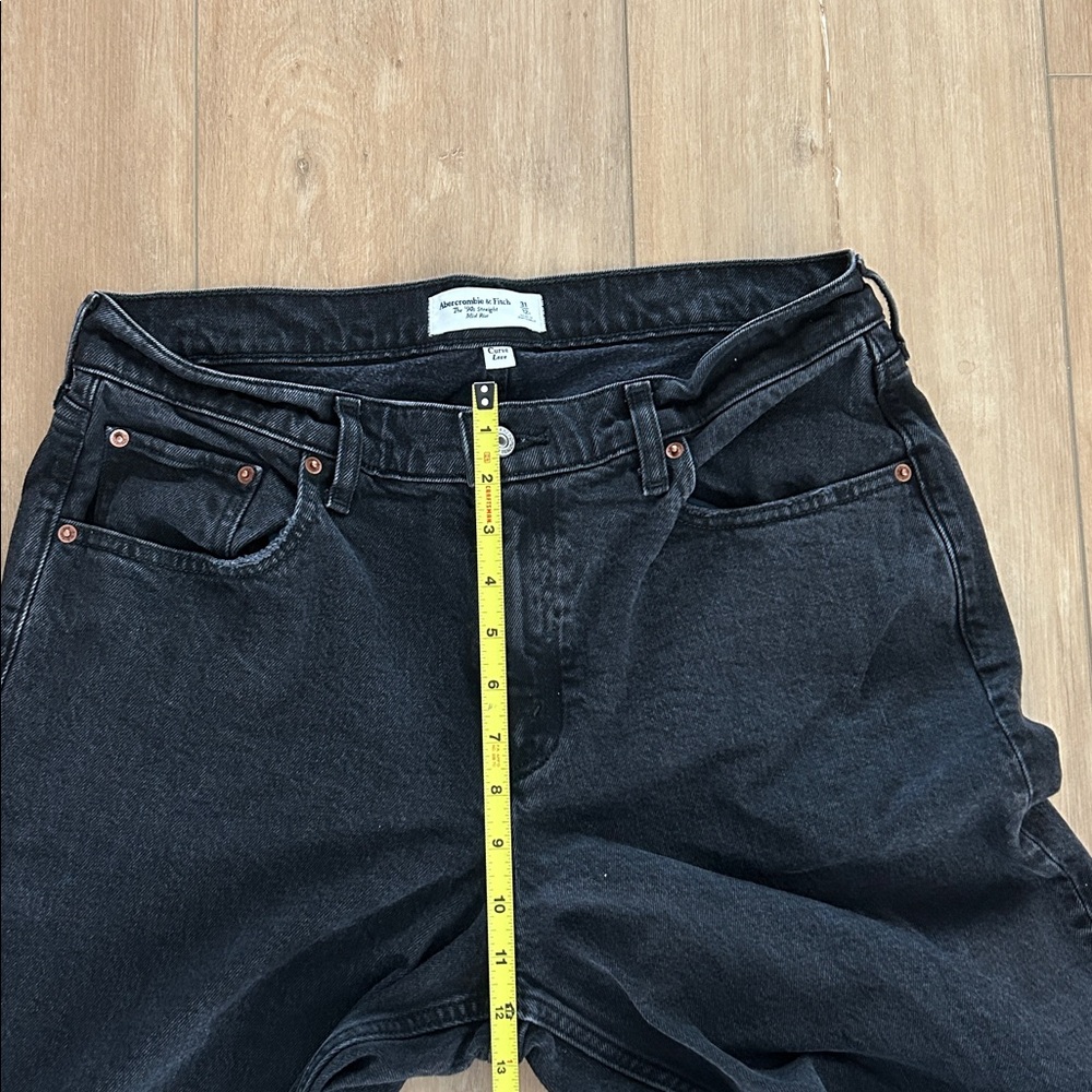 Like new - ABERCROMBIE & FITCH The 90’s Straight Mid-Rise Jean in Black - Picture 9 of 10
